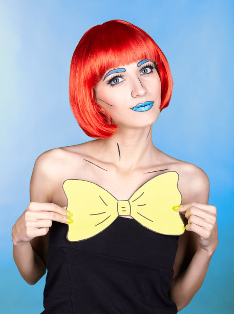 女性在红色假发和漫画流行艺术化妆风格的蓝色背景图片下载
