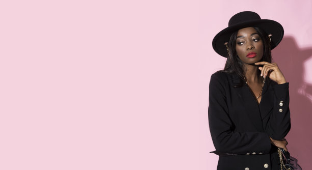 非常时髦的女人。图片下载