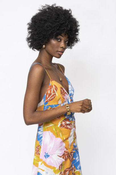 美丽的女人在孤立的白色背景上穿碎花连衣裙。图片下载