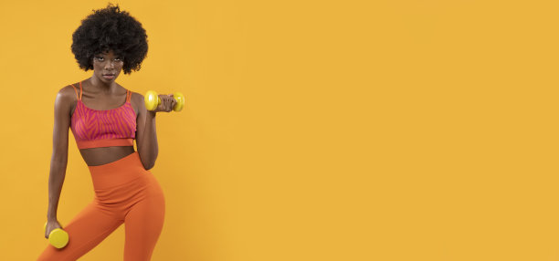 健身教练拿着哑铃。图片下载