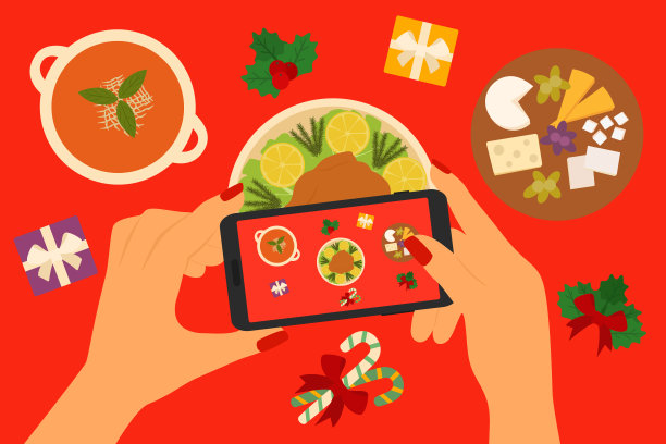 女人用手机拍圣诞晚餐的照片。高角度视角的桌子与烤火鸡，汤，奶酪板和圣诞装饰图片下载