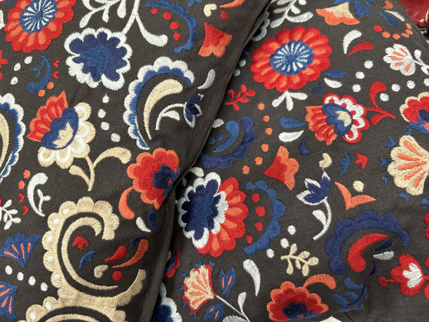 墨西哥图案刺绣在枕头上具有经典的色彩，花卉和花卉装饰装饰，服装传统手工制作图片下载