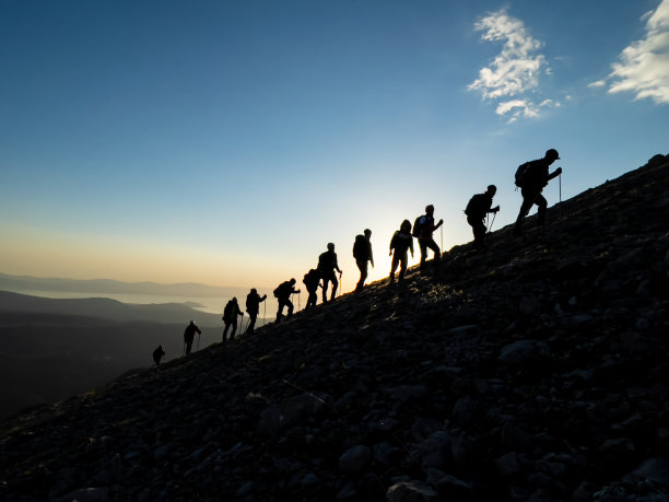 纪律严明、适应力强及专业登山家的登山活动图片下载