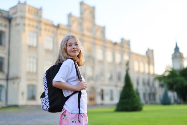 现代女孩背着背包回到学校。图片下载