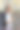 现代的一年级小女孩背着双肩包在学校的背景上。图片下载