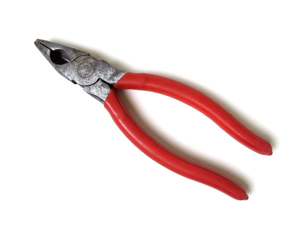 白色背景上的红柄钳子特写。图片下载