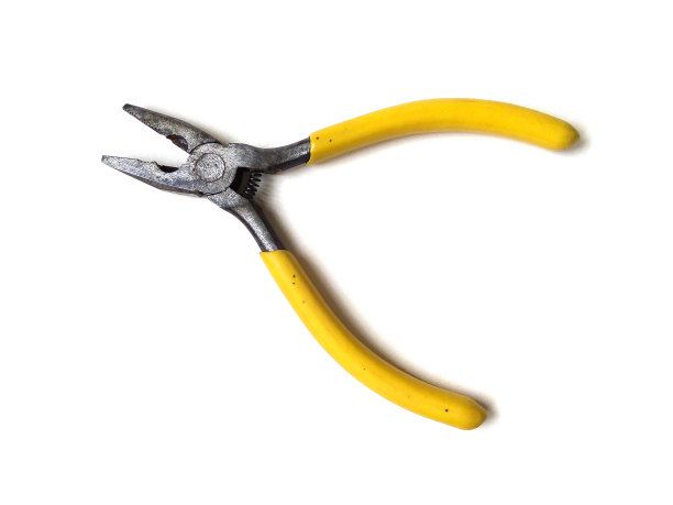 白色背景上的黄色手柄电钳特写。图片下载
