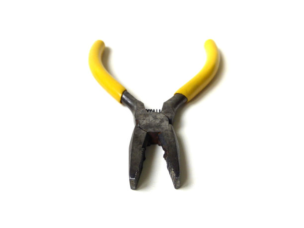 白色背景上的黄色手柄电钳特写。图片下载