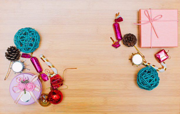 圣诞集群高角度观看礼盒呈现在质朴的木地板上。礼物分散在框架的边缘，在中间留出一些空间给你的对象或副本。图片下载