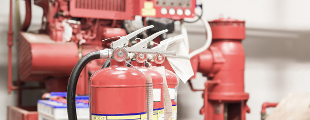 红色灭火器可在发生室内火灾时使用。图片下载