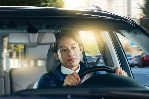 驾驶汽车的青年男人图片下载