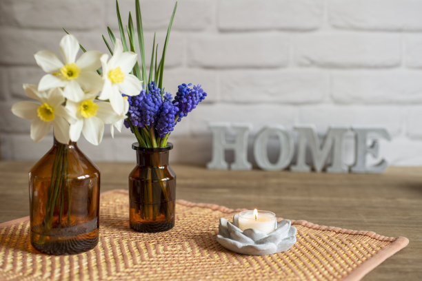 葡萄风信子花束与春天的花朵，蜡烛和字家图片下载