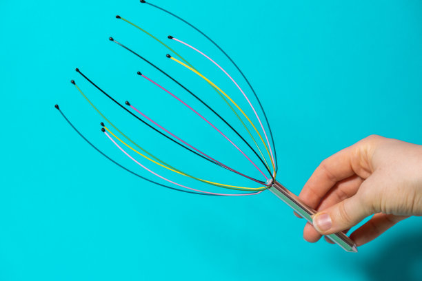 家用头皮按摩器。近距离的头皮按摩刷的头发生长程序。抗应力针刺金属章鱼工具设备。家用医学、美容用手动装置图片下载