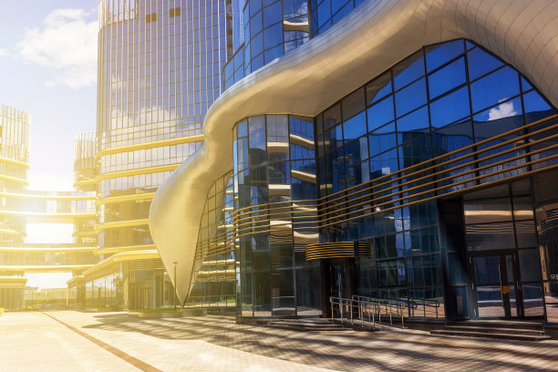 阳光明媚的日子里，蓝天下现代建筑的玻璃外墙。图片下载