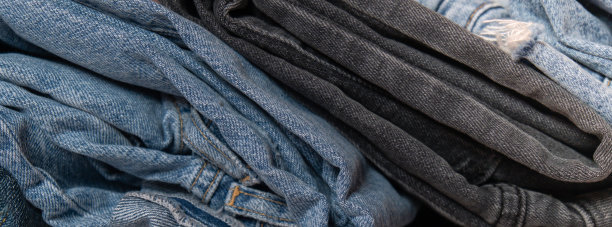 叠叠的牛仔裤。背景时尚牛仔裤纹理各种色调牛仔布。帆布牛仔质感。蓝色的图片下载