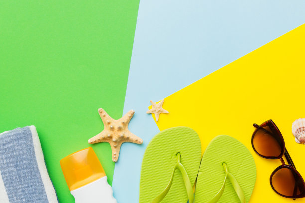 沙滩饰品草帽和贝壳在彩色桌上。夏季概念背景图片下载