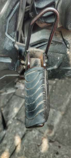 一种摩托车上的踏板，由铁制成，外面包裹着厚厚的黑橡胶图片下载