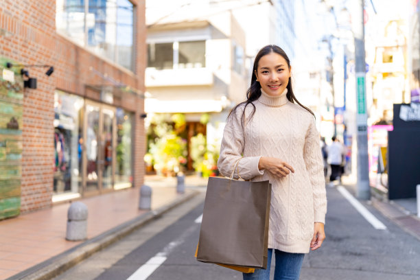 秋天，一名亚洲妇女在日本东京涩谷区旅行和购物。图片下载