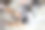 特写女性的手把豪华化妆品放入亚克力盒抽屉存储组织图片下载