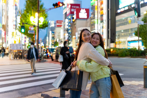 晚上在日本东京涩谷区，亚洲女性朋友一起购物。图片下载