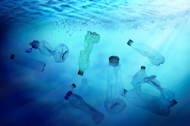 海洋中的塑料垃圾。海洋污染图片下载