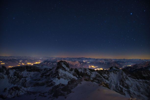 夜空中的星星，从Säntis瑞士观看，在冬天的黑夜里，令人惊叹的景象。群星闪烁的夜空中的桑蒂斯图片下载