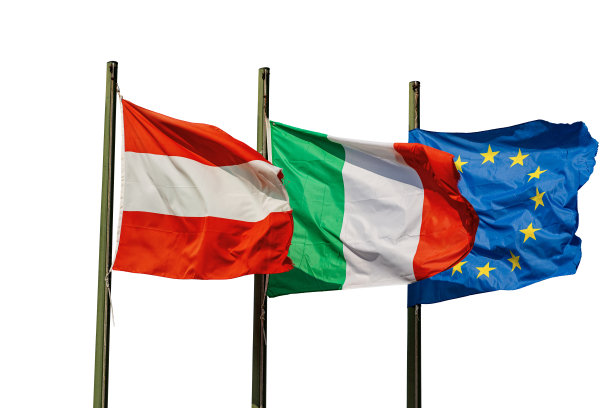 奥地利国旗、意大利国旗和欧盟国旗在白色背景下迎风飘扬图片下载