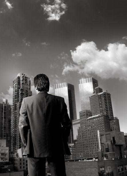 商人在看曼哈顿的城市景观图片下载