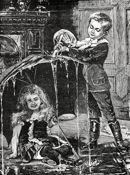 在客厅里，男孩把水倒在伞上，伞下坐着一个女孩图片下载