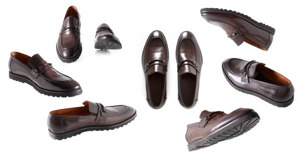 一套经典的男人棕色皮鞋乐福鞋孤立在白色背景。图片下载