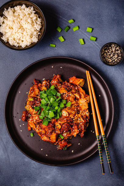 用猪肉、洋葱和香料炒泡菜。传统韩国食品图片下载