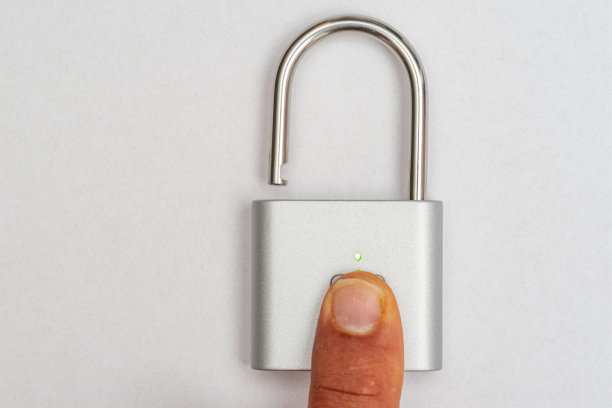 灰色挂锁，指纹开口。手指放在传感器上，绿灯开启锁定。图片下载