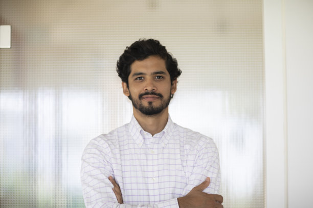 在一间办公室里当经理的年轻人在玻璃门前工作图片下载