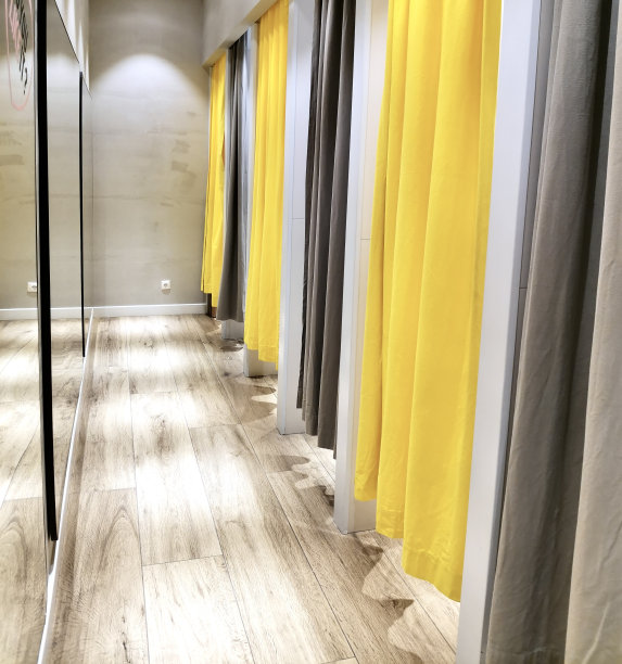 商店里的试衣间里有镜子和黄灰相间的窗帘图片下载