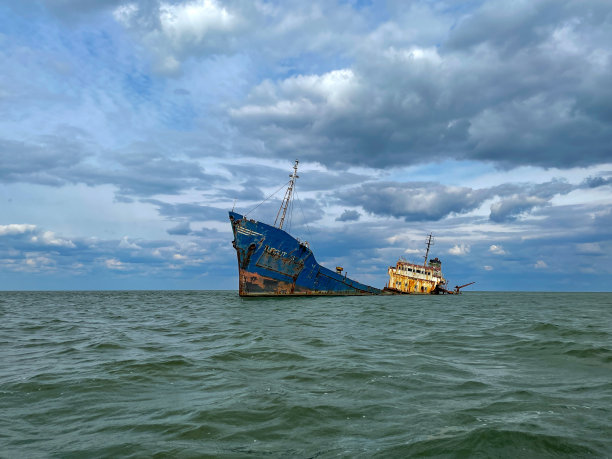 多瑙河三角洲生锈的沉船图片下载