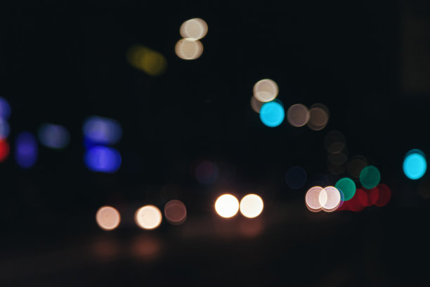 香港城市夜景，公路上模糊的灯光，墙纸。散焦灯的汽车和路灯，风格的色调。抽象时尚的背景，设计理念。复制文字空间，海报图片下载