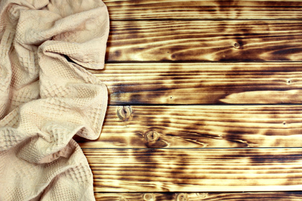 木制的背景上放着一条毛巾，上面有文字。图片下载