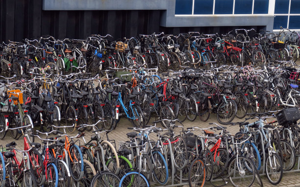 搁架上的通勤自行车图片下载