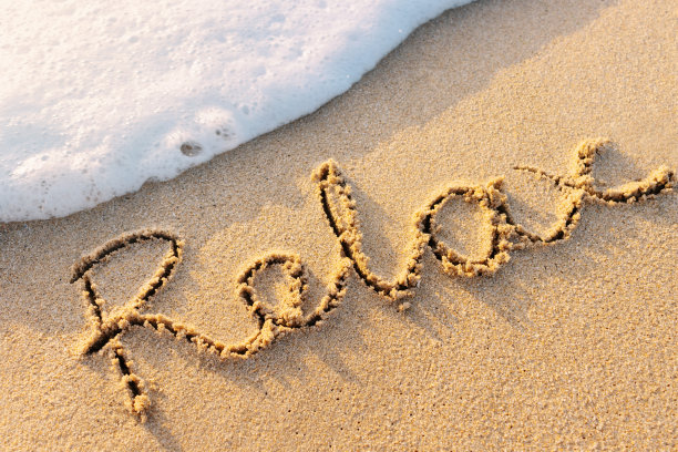 放松字写在沙滩上图片下载