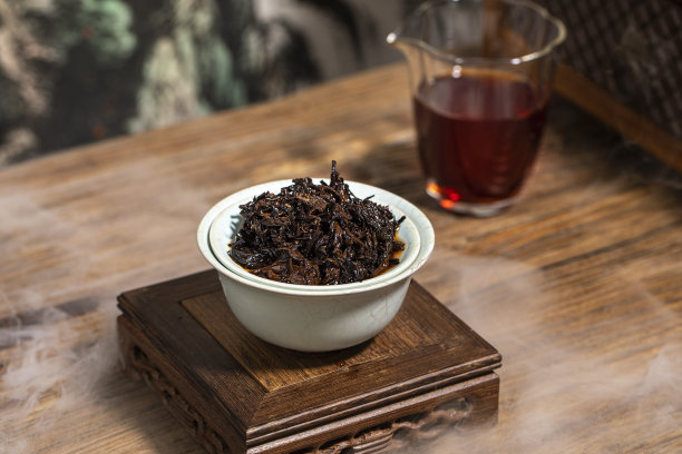 中国红茶装在玻璃杯里，传统茶具，东方风格的室内场景，桌子上由干冰形成的雾图片下载