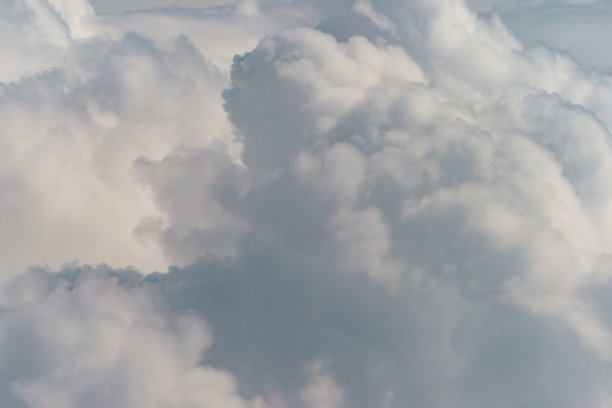 蓬松的白云。图片下载