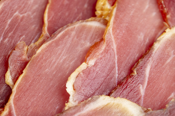 餐桌上的红猪肉干图片下载