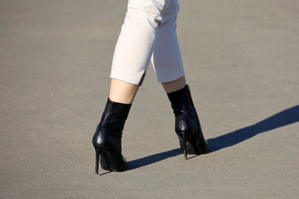 女人的腿穿白裤子和高跟鞋图片下载