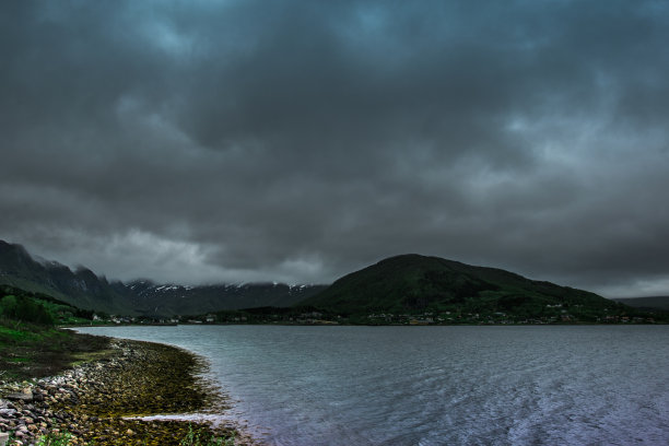 令人惊叹的自然景观与峡湾和山脉。美丽的倒影。地点:斯堪的纳维亚山脉，挪威。艺术照片。美丽的世界。完全自由的感觉图片下载