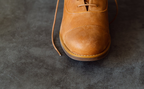 脚趾。舒适时尚的灰色背景皮鞋或靴子。图片下载