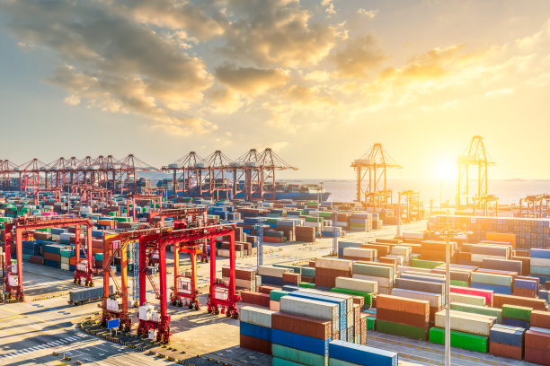 中国繁忙的集装箱港口和美丽的自然风光图片下载