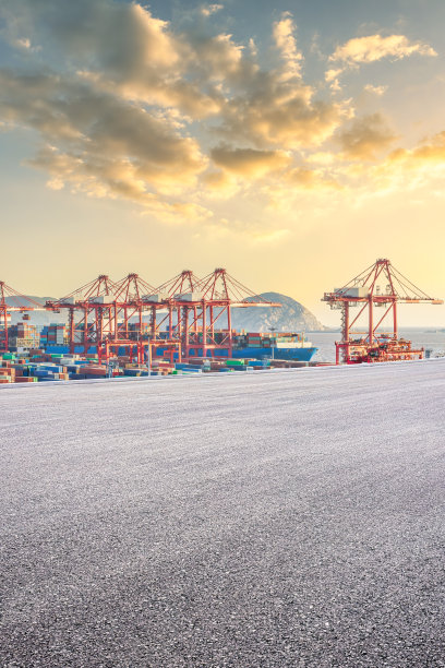 空荡荡的柏油路和集装箱港口背景图片下载