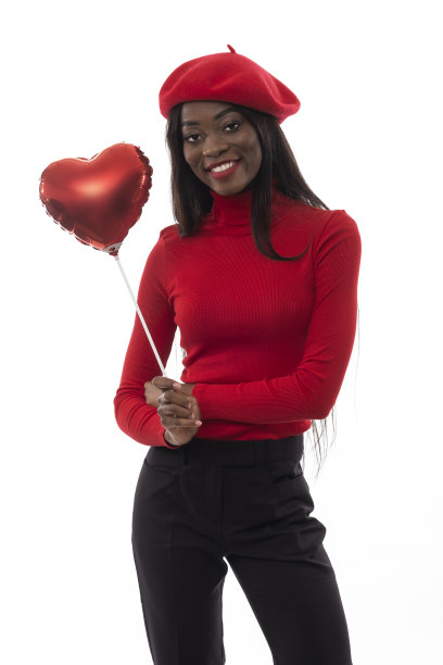 有气球心脏的美女。图片下载