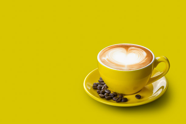 用黄色咖啡杯装拿铁咖啡图片下载