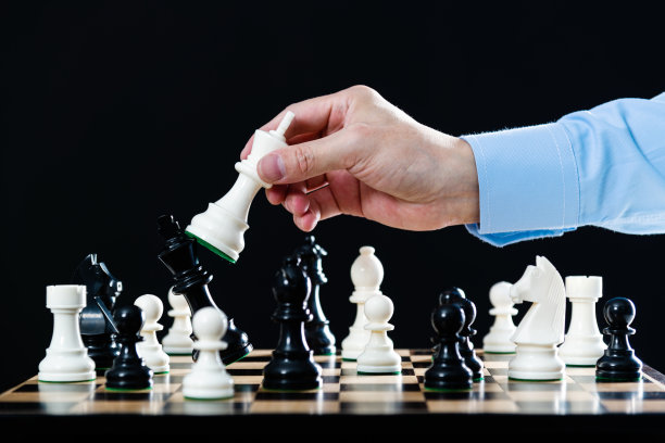 商人手握棋王图片下载